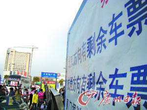 外出打工的农民工减少,安徽阜阳火车站售票大厅前挂着各个方向都有余票的牌