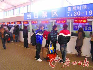 正值春运高峰,可农民工大市阜阳的火车站售票区前竟无人排队。