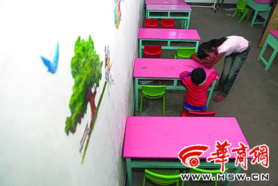 幼儿园虽然条件不好,但墙上还是很用心地用好看的粘贴画做装饰。本报记者 董国梁摄 幼儿园虽然条件不好,但墙上还是很用心地用好看的粘贴画做装饰。本报记者 董国梁摄