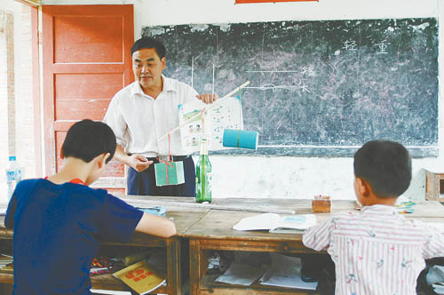 乡村小学仅剩1位老师2名学生每周坚持升旗(图)