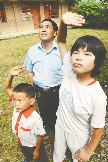 乡村小学仅剩1位老师2名学生每周坚持升旗(图)