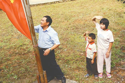 乡村小学仅剩1位老师2名学生每周坚持升旗(图)