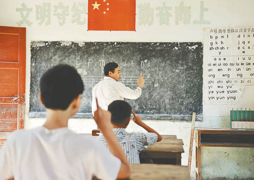乡村小学仅剩1位老师2名学生每周坚持升旗(图)